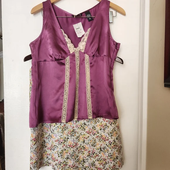 Silk camisole top lace trim color lilac. Size 6 New York & Company. - Picture 5 of 5